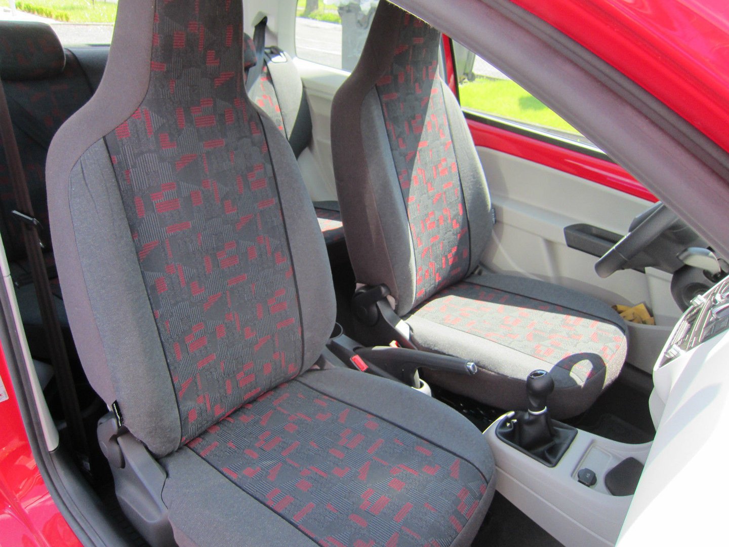 Maßgeschneiderte Sitzbezüge für Volkswagen up! Hatchback (2011-.) ) -  Autositzbezüge Schonbezüge für Autositze - Auto-Dekor - Premium - schwarz  schwarz